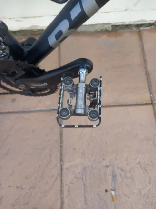 Bicicleta nueva de montaña B'Twin negra y azul