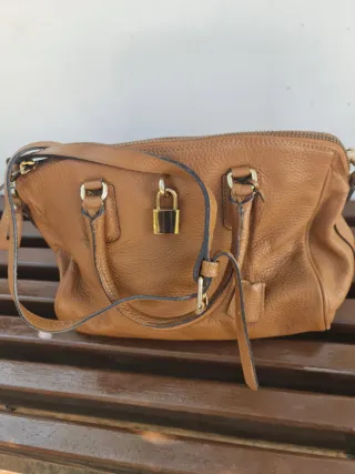Bolso de piel marrón con candado