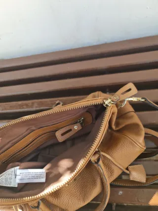 Bolso de piel marrón con candado