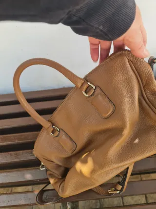 Bolso de piel marrón con candado