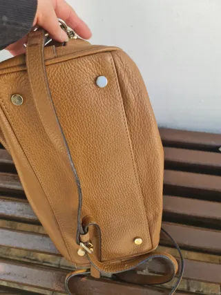 Bolso de piel marrón con candado
