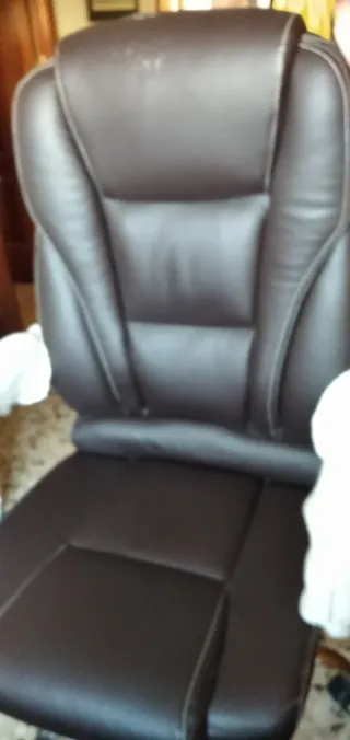 Sillón de oficina negro con masaje