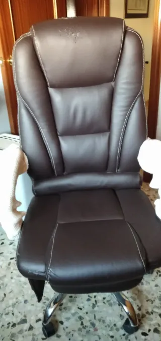 Sillón de oficina negro con masaje
