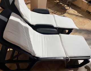 Tumbonas con cojines (2 unidades), pérgola, mesa