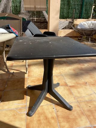 Tumbonas con cojines (2 unidades), pérgola, mesa