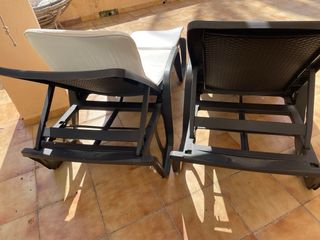 Tumbonas con cojines (2 unidades), pérgola, mesa