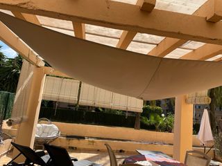 Tumbonas con cojines (2 unidades), pérgola, mesa