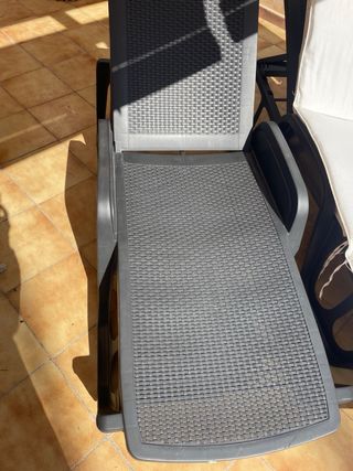 Tumbonas con cojines (2 unidades), pérgola, mesa