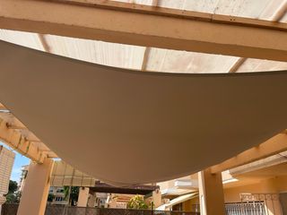 Tumbonas con cojines (2 unidades), pérgola, mesa