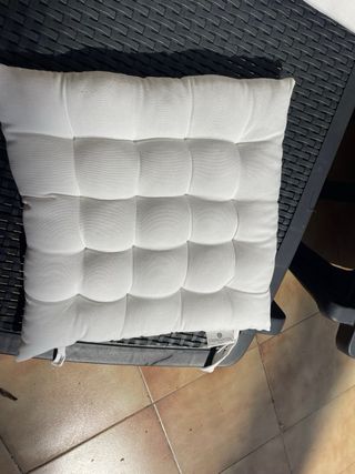 Tumbonas con cojines (2 unidades), pérgola, mesa