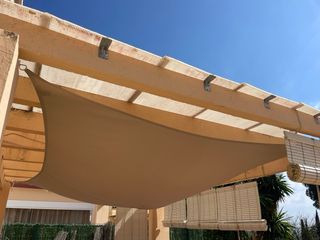 Tumbonas con cojines (2 unidades), pérgola, mesa