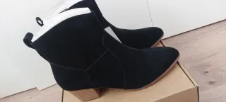 Botins Amazon Essentials pretos com salto