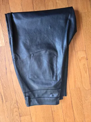 Pantalón efecto piel Zara negro