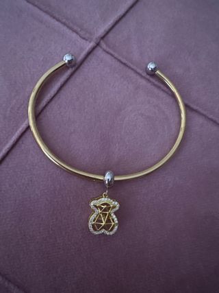 Pulsera dorada con charm oso de acero
