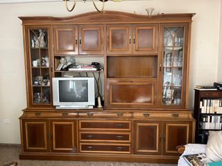 Estantería clásica de madera con vitrinas