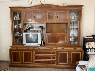 Estantería clásica de madera con vitrinas