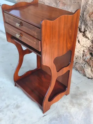 Mesita auxiliar clásica de madera