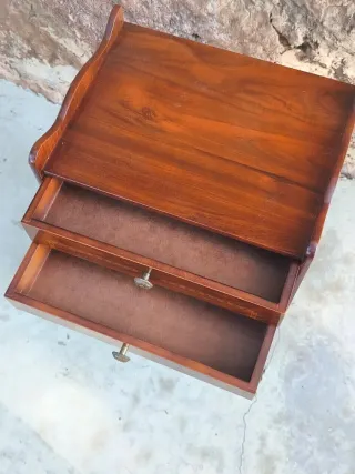 Mesita auxiliar clásica de madera