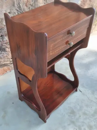 Mesita auxiliar clásica de madera