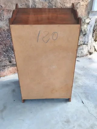 Mesita auxiliar clásica de madera