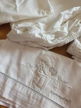 Set neonati e culla ricamato