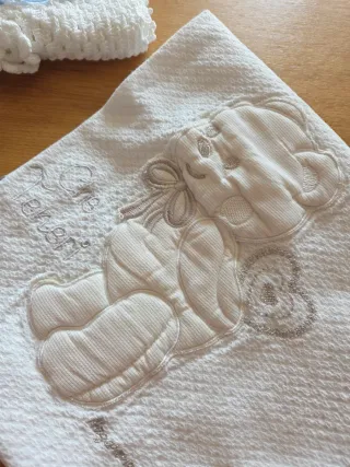 Set neonati e culla ricamato