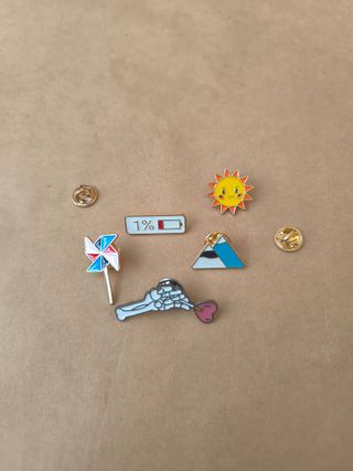 Set de 2 pines varios - Nuevos