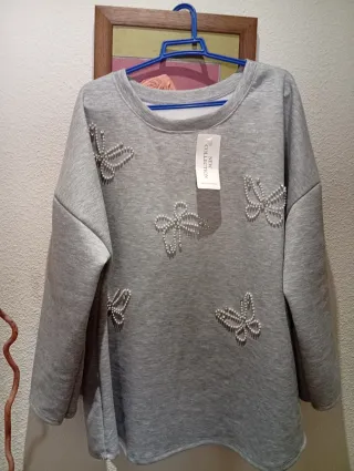 Jersey gris mujer con mariposas
