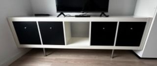 Schwarzweißer Schrank mit Metallfüßen(IKEA Kallax)