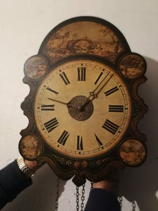 Reloj de pared antiguo mecánico con pesas