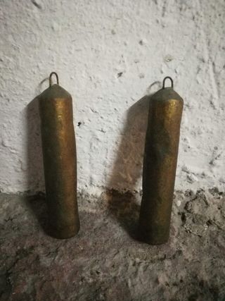 Reloj de pared antiguo mecánico con pesas