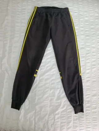 Pantalón Adidas challenger Negro y Amarillo