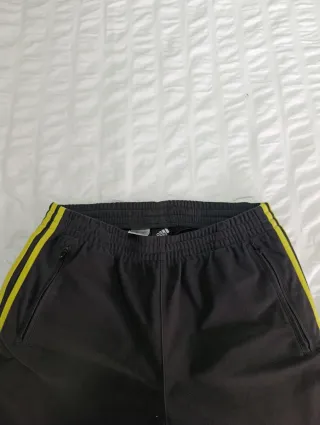 Pantalón Adidas challenger Negro y Amarillo