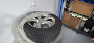 Llantas Mercedes 18 con neumáticos en buen estado