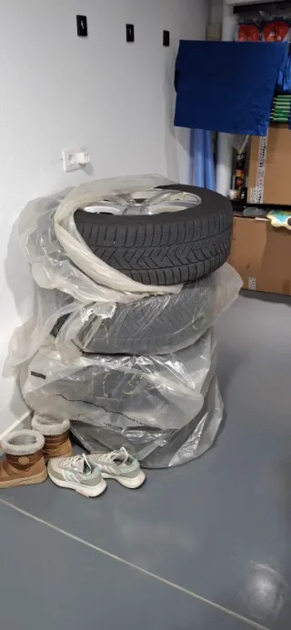 Llantas Mercedes 18 con neumáticos en buen estado