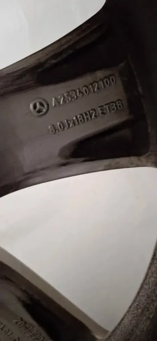 Llantas Mercedes 18 con neumáticos en buen estado