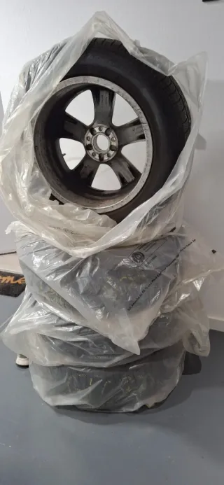 Llantas Mercedes 18 con neumáticos en buen estado