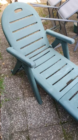 Tumbona de plástico verde