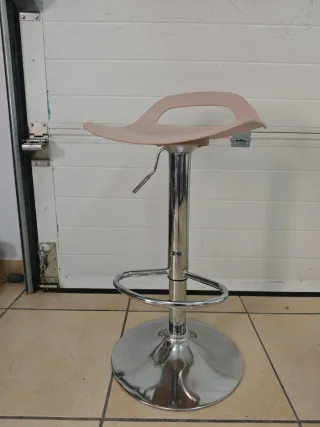 Taburete rosa ajustable