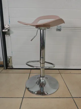 Taburete rosa ajustable