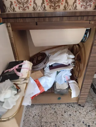 Máquina de coser en mueble de madera 2
