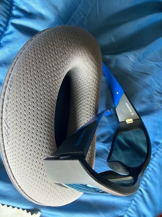 Gafas de sol azules y grises se regalan otro juego