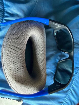 Gafas de sol azules y grises se regalan otro juego