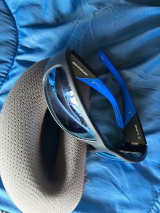 Gafas de sol azules y grises se regalan otro juego