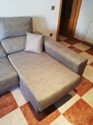 Divano grigio in tessuto modulare con chaise longue