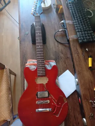 Guitarra Hofner Colorama 1962 a restaurar