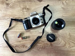 Cámara analógica Nikon F60 + objetivo 28-80mm