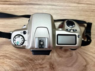 Cámara analógica Nikon F60 + objetivo 28-80mm