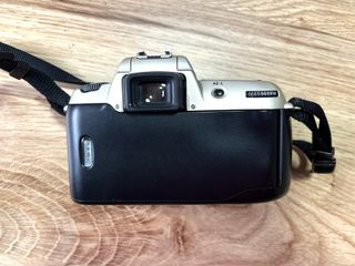 Cámara analógica Nikon F60 + objetivo 28-80mm