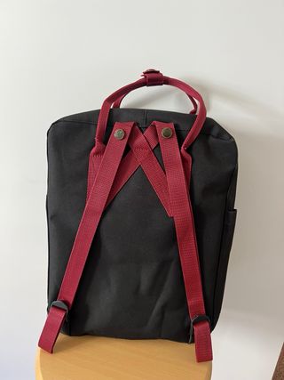 Mochila Kanken Negra y Roja 16L